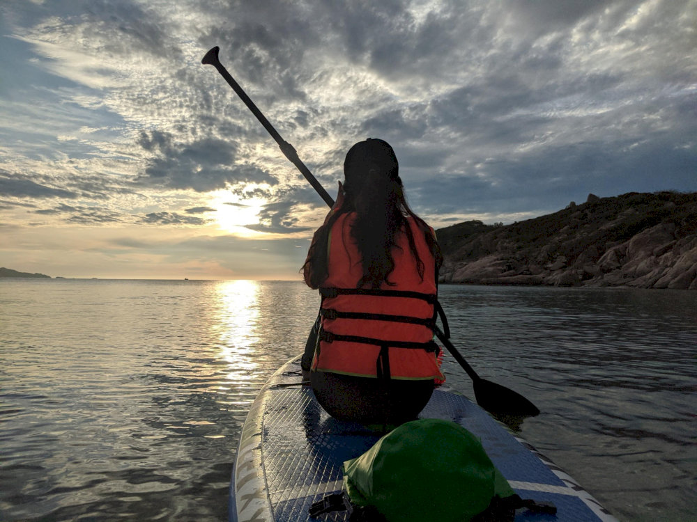 Chèo thuyền và ngắm nhìn cảnh hoàng hôn